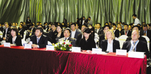 长春市市长助理、经开区党工委书记吴德金(左三),经开区管委会主任张焕秋(左二)参加长春爱尔铃克铃尔有限公司新工厂落成典礼。