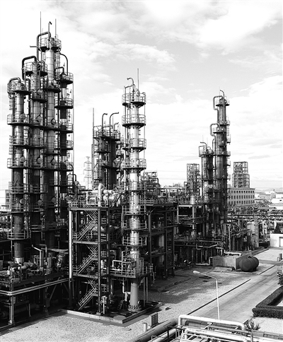 图为巨化氟化工生产基地