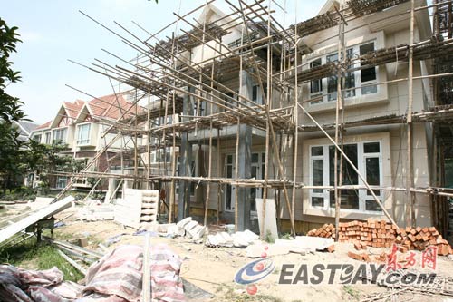 图片说明:到处都在搭建违章建筑