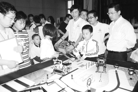 参加青少年科技创新大赛的青少年