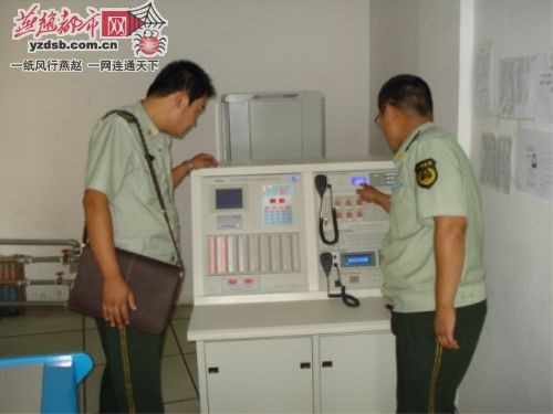 消防执法人员在仔细检查
