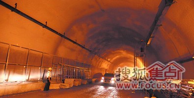 营盘路湘江隧道西岸主线,隧道内正在进行装修
