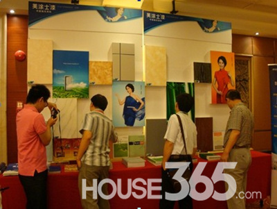 (宾客们在参观美涂士漆展位)