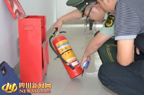 深入现场检查手提灭火器
