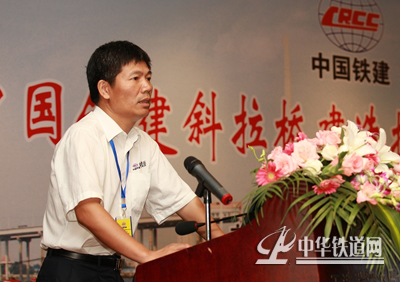 中铁十五局集团公司天津集疏港项目部副经理、总工程师王春晓介绍海河大桥斜拉桥建造技术成果