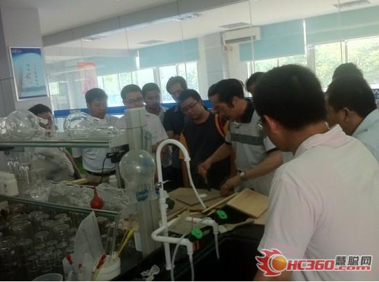 巴德士举行粘胶 防水材料施工工艺培训